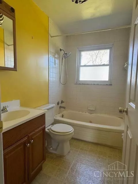Bath - 4292 Applegate Ave, Cheviot, OH 45211 photo 1 of 2