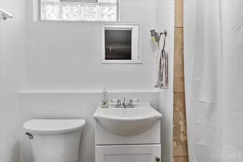 Bath - 1069 Newcastle Dr, Cincinnati, OH 45231 photo 3 of 3