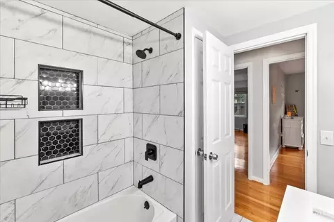 Bath - 1069 Newcastle Dr, Cincinnati, OH 45231 photo 2 of 3