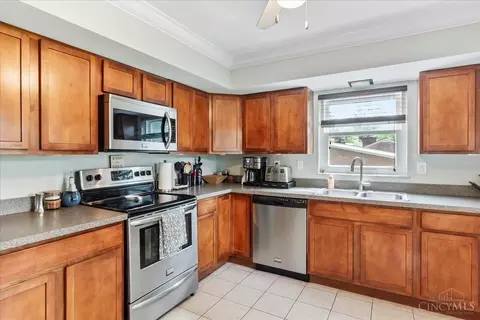Kitchen - 1069 Newcastle Dr, Cincinnati, OH 45231 photo 2 of 3