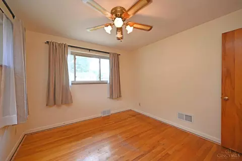 Bedroom - 2286 Deblin Dr, Cincinnati, OH 45239 photo 5 of 9