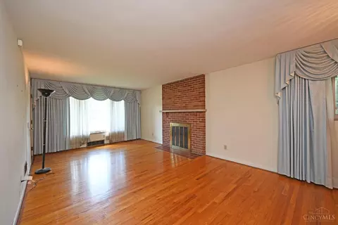 Living - 2286 Deblin Dr, Cincinnati, OH 45239 photo 3 of 5