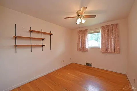 Bedroom - 2286 Deblin Dr, Cincinnati, OH 45239 photo 6 of 9