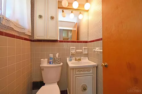Bath - 2286 Deblin Dr, Cincinnati, OH 45239 photo 1 of 3