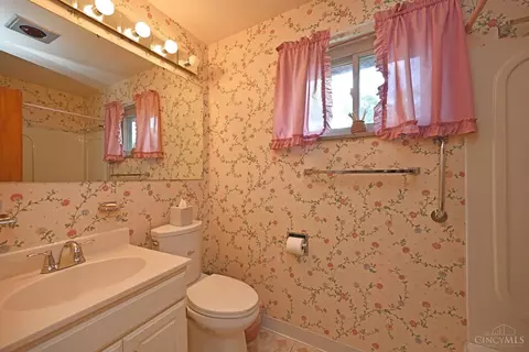 Bath - 2286 Deblin Dr, Cincinnati, OH 45239 photo 2 of 3