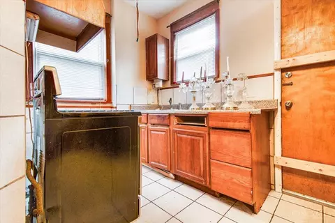 Kitchen - 552 Carplin Pl, Cincinnati, OH 45229 photo 1 of 3