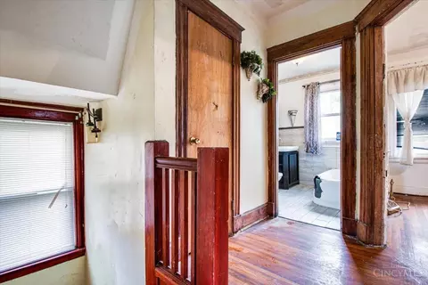 Entry Way - 552 Carplin Pl, Cincinnati, OH 45229 photo 2 of 3
