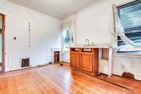 Kitchen - 552 Carplin Pl, Cincinnati, OH 45229 photo 3 of 3