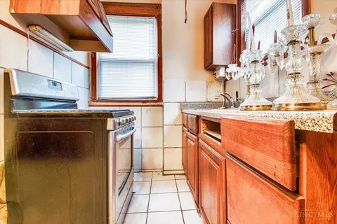 Kitchen - 552 Carplin Pl, Cincinnati, OH 45229 photo 2 of 3
