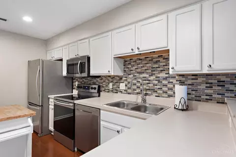 Kitchen - 3357 Ravine Pl, Maineville, OH 45039 photo 2 of 3