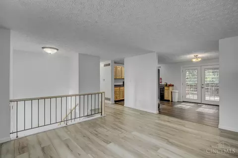 683 Holiday Dr, Cincinnati, OH 45245 photo 4