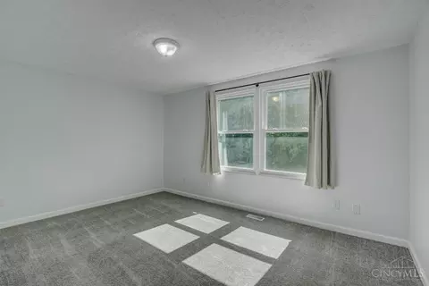 683 Holiday Dr, Cincinnati, OH 45245 photo 9