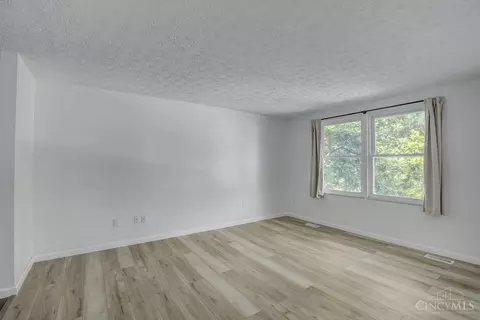 683 Holiday Dr, Cincinnati, OH 45245 photo 3