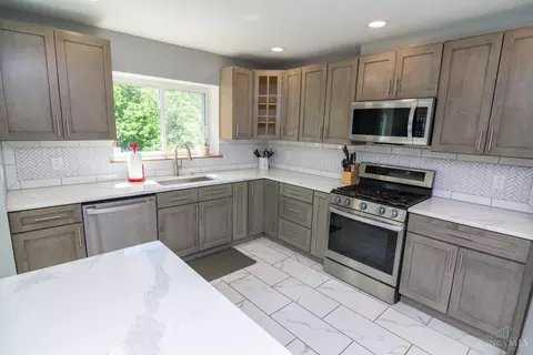 Kitchen - 6100 Plainfield Rd, Cincinnati, OH 45213 photo 3 of 5