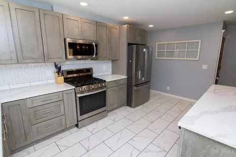 Kitchen - 6100 Plainfield Rd, Cincinnati, OH 45213 photo 4 of 5