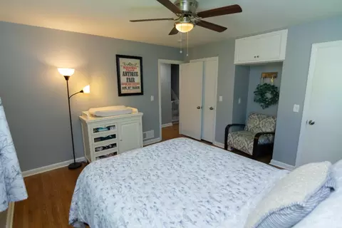 Bedroom - 6100 Plainfield Rd, Cincinnati, OH 45213 photo 3 of 11