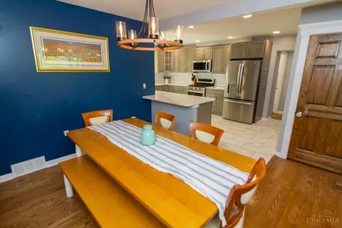 Dining - 6100 Plainfield Rd, Cincinnati, OH 45213 photo 4 of 4