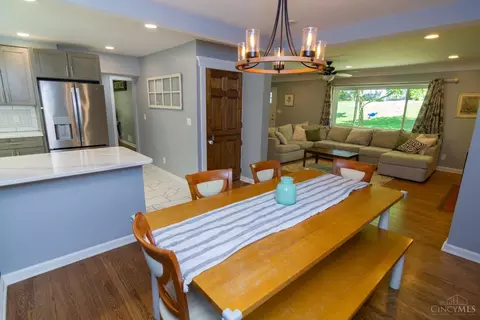 Dining - 6100 Plainfield Rd, Cincinnati, OH 45213 photo 2 of 4