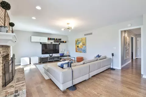 Living - 35 Carpenters Run, Blue Ash, OH 45241 photo 5 of 7