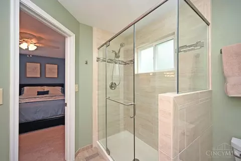 Bath - 2161 Berrypatch Dr, Cincinnati, OH 45244 photo 2 of 4