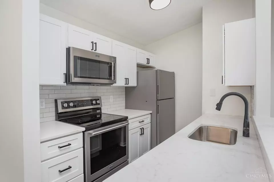 Kitchen - 1544 Galbraith Rd #410, Cincinnati, OH 45231 photo 3 of 3
