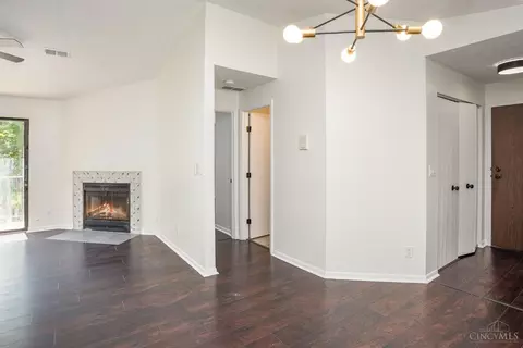 Living - 1544 Galbraith Rd #410, Cincinnati, OH 45231 photo 1 of 2