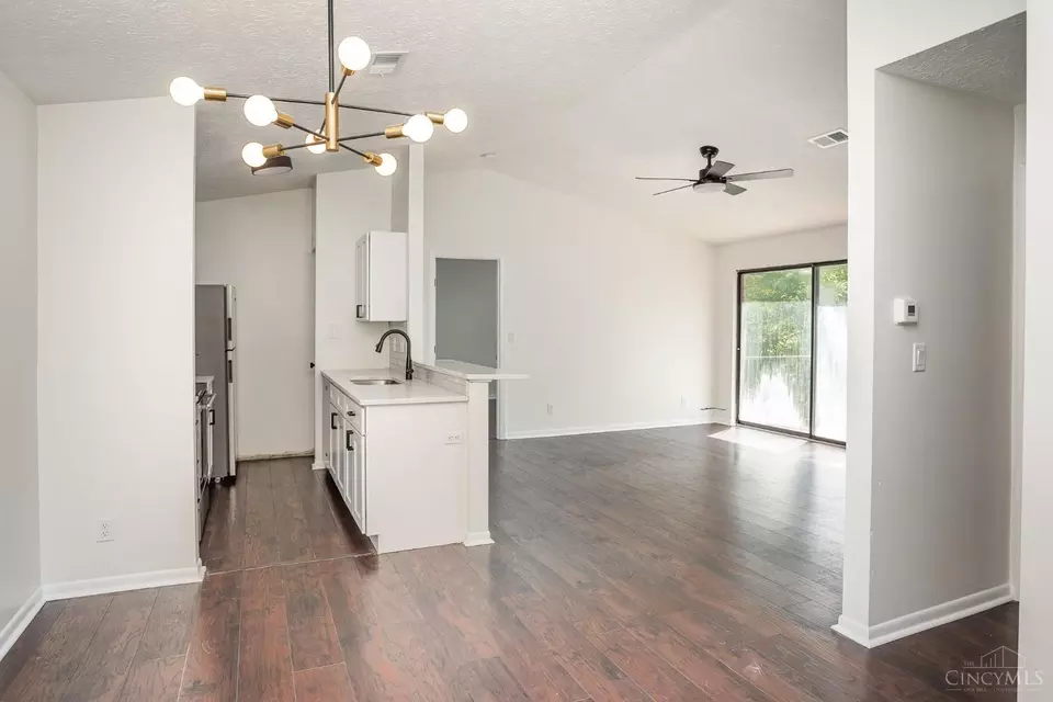 Living - 1544 Galbraith Rd #410, Cincinnati, OH 45231 photo 2 of 2