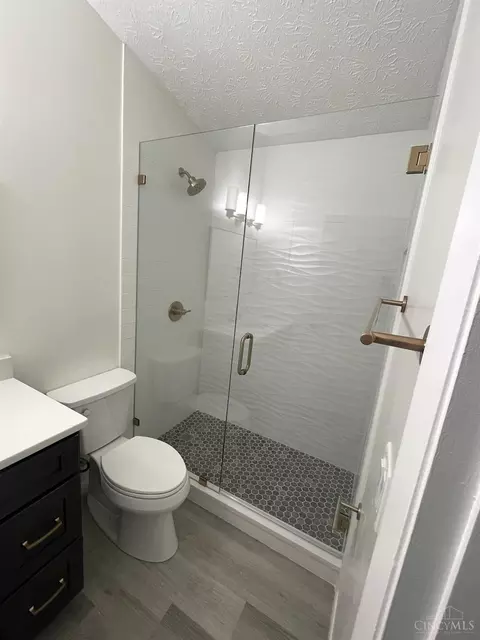 Bath - 1544 Galbraith Rd #410, Cincinnati, OH 45231 photo 1 of 2