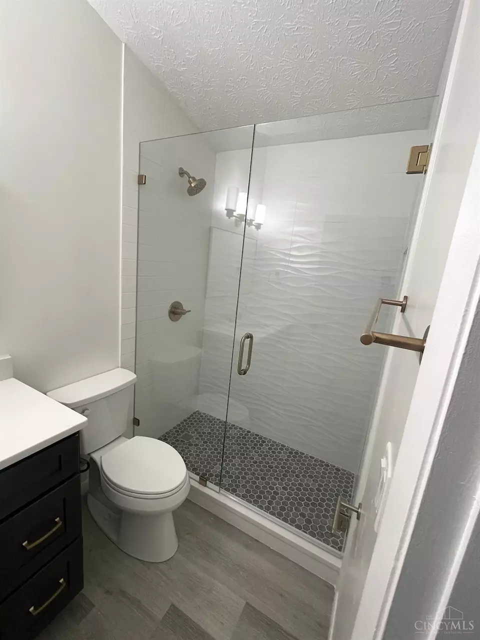 Bath - 1544 Galbraith Rd #410, Cincinnati, OH 45231 photo 1 of 2