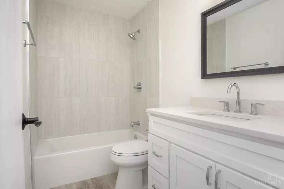 Bath - 1544 Galbraith Rd #410, Cincinnati, OH 45231 photo 2 of 2