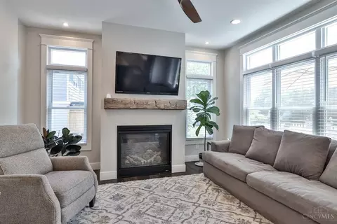 Living - 4731 Hunt Rd, Blue Ash, OH 45242 photo 3 of 4