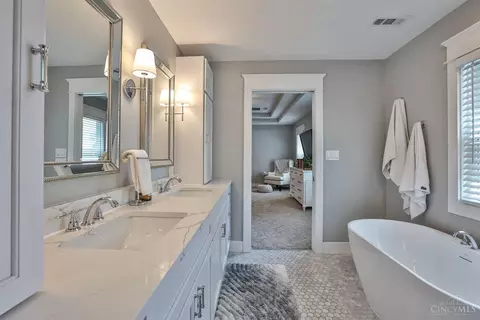 Bath - 4731 Hunt Rd, Blue Ash, OH 45242 photo 2 of 6