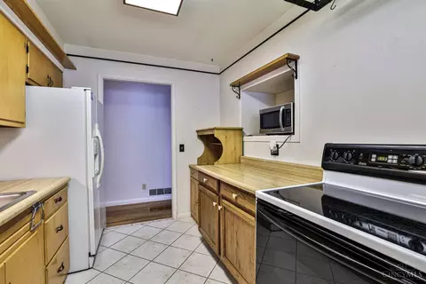 Kitchen - 1667 Krylon Dr, Reading, OH 45215 photo 2 of 3