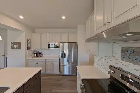 Kitchen - 2689 Aristides Ct, Morrow, OH 45152 photo 7 of 8