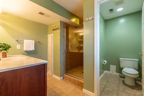 Bath - 3299 Arborview Ct, Cincinnati, OH 45239 photo 2 of 4