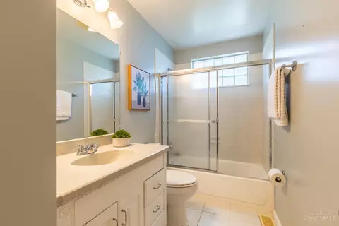 Bath - 3299 Arborview Ct, Cincinnati, OH 45239 photo 1 of 4