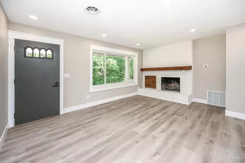Living - 4185 Dixie Dr, Cincinnati, OH 45245 photo 2 of 2