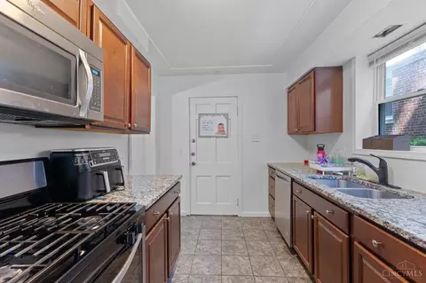 Entry Way - 6232 Rogers Park, Cincinnati, OH 45213 photo 5 of 6