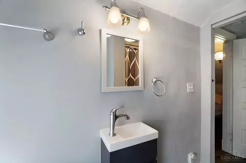 Bath - 2807 Robertson Ave, Cincinnati, OH 45209 photo 5 of 5