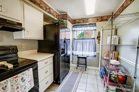 Kitchen - 22 Courthouse Grn, Batavia, OH 45103 photo 2 of 4