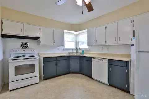 Kitchen - 3390 Blocker Dr, Kettering, OH 45420 photo 2 of 3