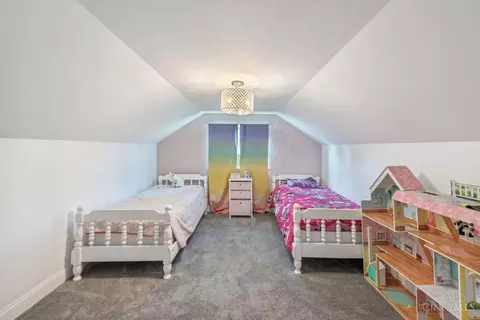 Bedroom - 4138 Mclean Dr, Cincinnati, OH 45255 photo 5 of 9