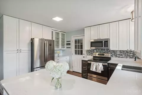 Kitchen - 4138 Mclean Dr, Cincinnati, OH 45255 photo 2 of 4