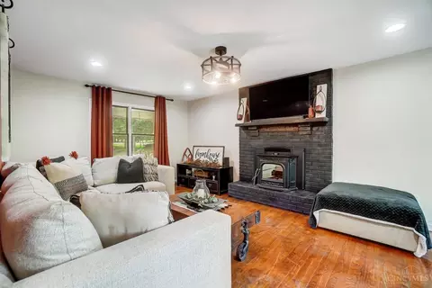 Living - 2800 Mcintire Rd, Morrow, OH 45152 photo 1 of 4