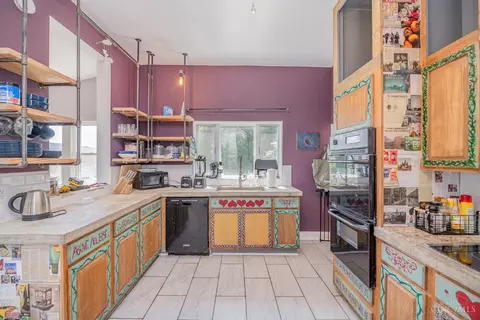 Kitchen - 3183 River Rd, Cincinnati, OH 45204 photo 3 of 4