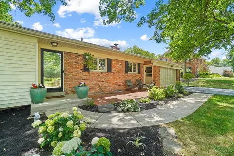 5582 Mapleridge Dr, Cincinnati, OH 45227 photo 2