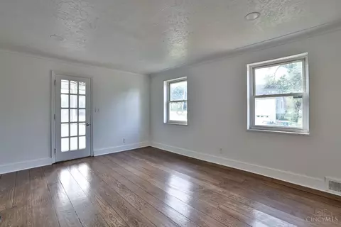 Living - 2204 Kipling Ave, Cincinnati, OH 45239 photo 4 of 6