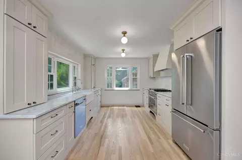 Kitchen - 3394 Algus Ln, Cincinnati, OH 45248 photo 2 of 6