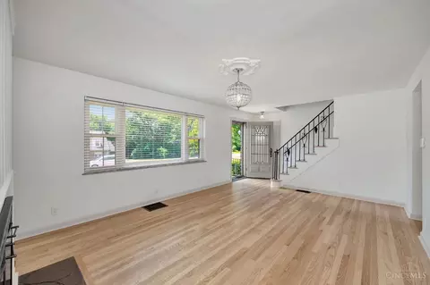 Living - 3394 Algus Ln, Cincinnati, OH 45248 photo 3 of 4