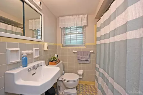 Bath - 588 Beechtree Dr, Cincinnati, OH 45224 photo 2 of 3